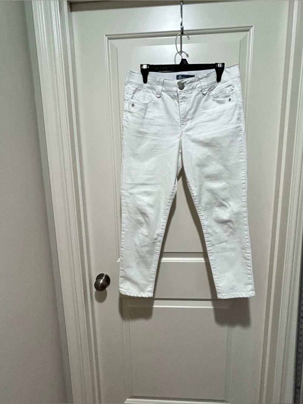 Democracy Women’s size 10P White Jeans –6-Pockets. LIKE NEW. Ab solution.